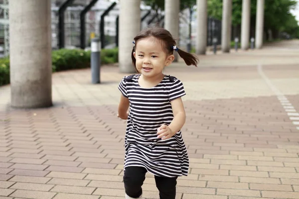 Running Japanese girl (2 years old) — Stock Photo, Image