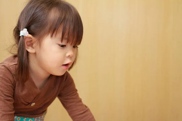 Mosolygó lány japán (3 éves korig) — Stock Fotó