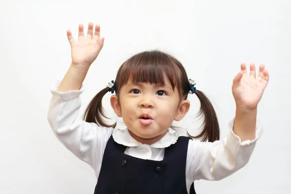 สาวญี่ปุ่นยกมือขึ้นในชุดทางการ (2 ปี) ) — ภาพถ่ายสต็อก