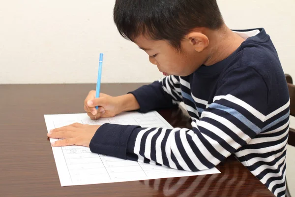 Japonais garçon faire des devoirs (deuxième année à l'école primaire ) — Photo