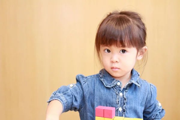 Japán lány játszani a blokkokat (3 éves korig) — Stock Fotó