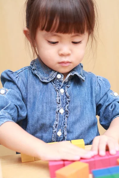 Japon kız (3 yaşında bloklarla oynama)