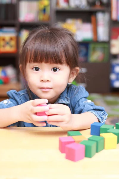 Japonais fille jouer avec blocs (3 ans ) — Photo