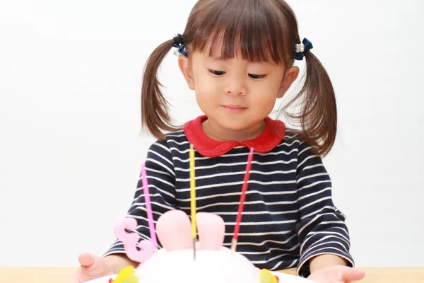 Japanese girl and a birthday cake (3 years old) — Stock Photo, Image