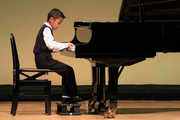 일본 소년 무대에서 피아노 연주 (초등학교에서 2 학년) — 스톡 사진