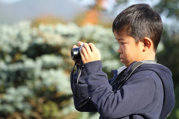 Japonês menino tirando uma foto (segunda série na escola primária ) — Fotografia de Stock