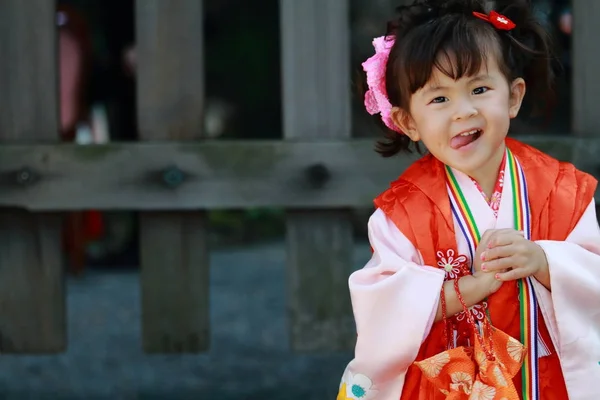 Japanisches Mädchen auf dem 7-5-3 Festival (3 Jahre)) — Stockfoto