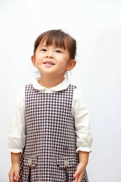 Улыбающаяся японская девочка (3 года) (белая спина) ) — стоковое фото