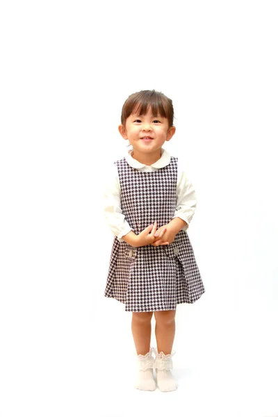 微笑的日本女孩 (3 岁) (白色背面) — 图库照片