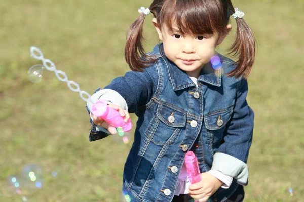 Menina japonesa (3 anos) brincando com bolha — Fotografia de Stock