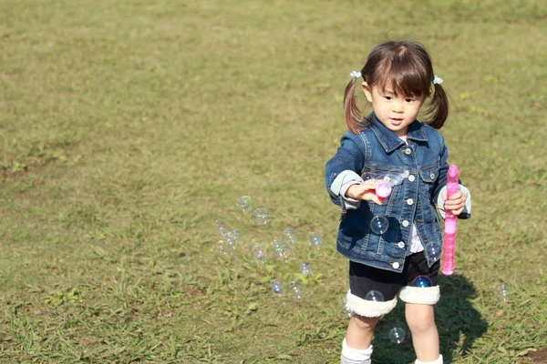 Японська дівчина (3 роки), граючи з міхура — стокове фото
