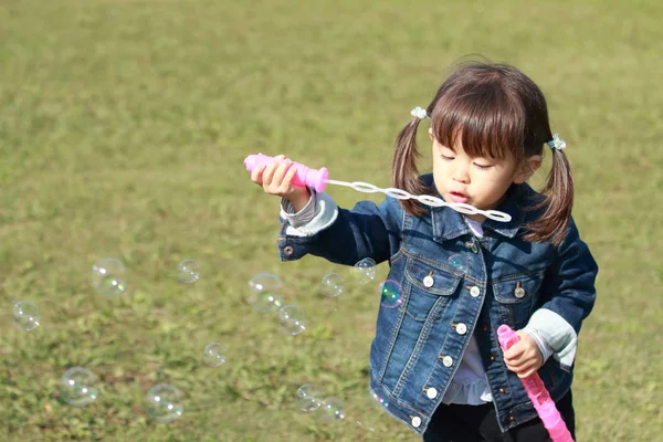 Japonais fille (3 ans) jouer avec bulle — Photo