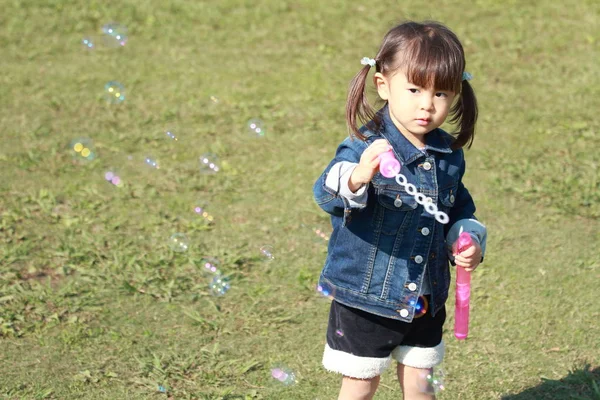 Gadis Jepang (3 tahun) bermain dengan gelembung — Stok Foto
