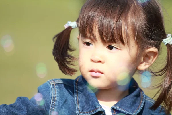 거품 노는 일본 소녀 (3 세) — 스톡 사진