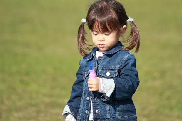 日本女孩 (3 岁) 玩气泡 — 图库照片