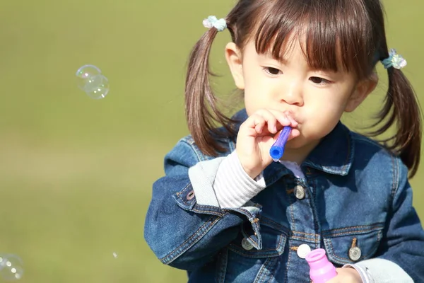 Menina japonesa (3 anos) brincando com bolha — Fotografia de Stock