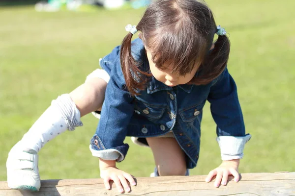 Japonská dívka (3 let) hraje na venkovní překážkovou dráhu — Stock fotografie