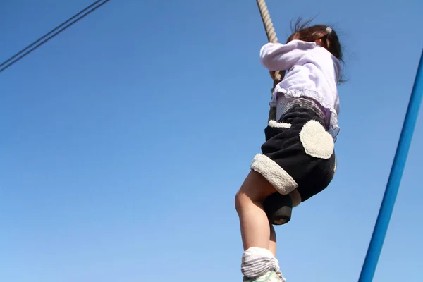 Japanisches Mädchen (3 Jahre) spielt mit fliegendem Fuchs — Stockfoto