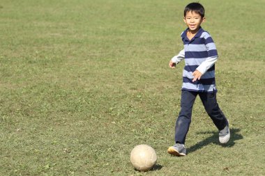 Japon çocuk futbol topuyla oynayan (ikinci sınıf ilköğretim okulunda)