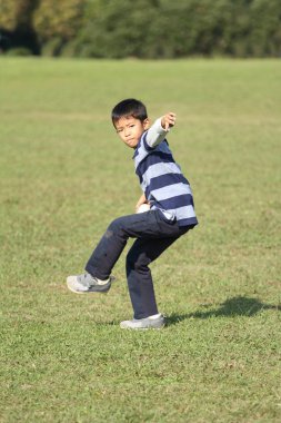 Japon çocuk oynamaya yakalamak (ikinci sınıf ilköğretim okulunda)