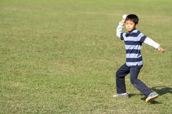 Japonês menino jogar captura (segunda série no ensino fundamental ) — Fotografia de Stock