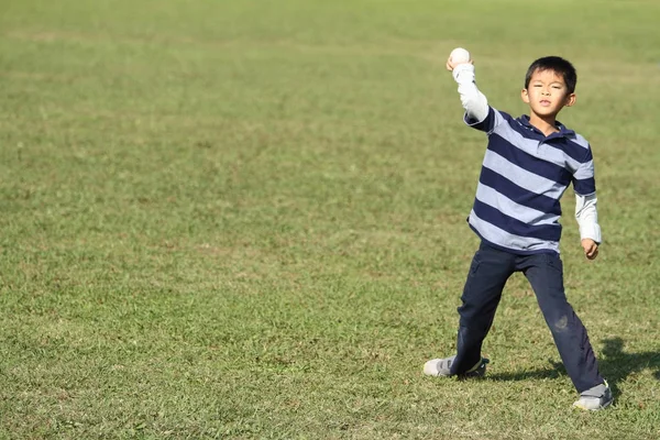 Japansk pojke spela fånga (årskurs i grundskolan) — Stockfoto