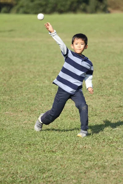 Giapponese ragazzo giocare cattura (secondo grado a scuola elementare ) — Foto Stock