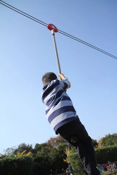 Japonský kluk hraje s flying fox (druhý stupeň ZŠ) — Stock fotografie
