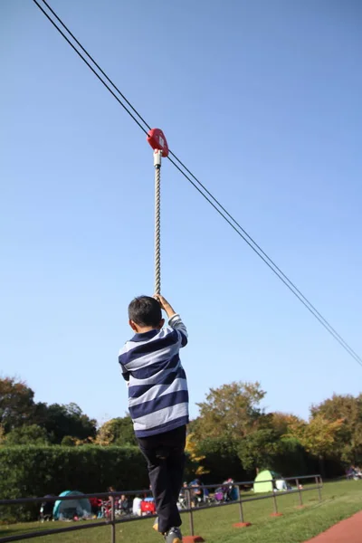 Japanischer Junge spielt mit fliegendem Fuchs (zweite Klasse der Grundschule)) — Stockfoto