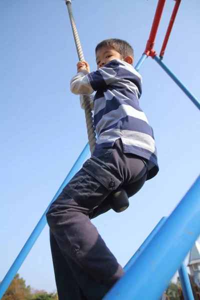 Giapponese ragazzo giocare con volpe volante (secondo grado a scuola elementare ) — Foto Stock