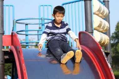 Japon çocuk slayt üzerinde (ikinci sınıf ilköğretim okulunda)