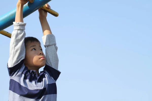 Japanischer Junge spielt mit einer Affenstange (zweite Klasse der Grundschule)) — Stockfoto