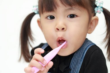 Japon kız (3 yaşında dişlerini fırçalama)
