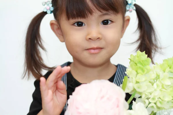 Japanese girl with flowers (3 years old) — Stock Photo, Image