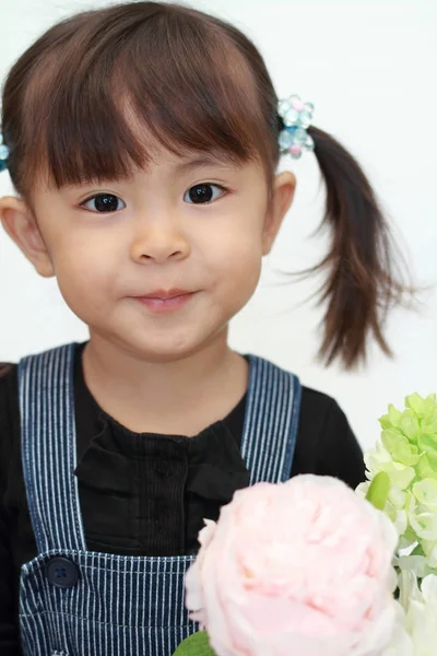 Japans meisje met bloemen (3 jaar oud) — Stockfoto