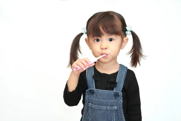 Japanese girl brushing her teeth (3 years old) — Stock Photo, Image