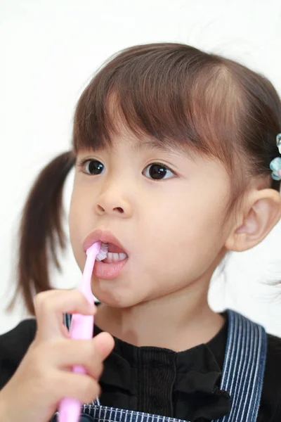 Japonais fille brossant ses dents (3 ans ) — Photo