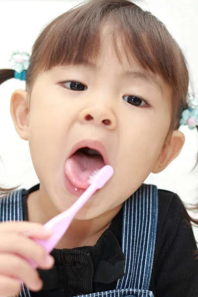 Japonais fille brossant ses dents (3 ans ) — Photo