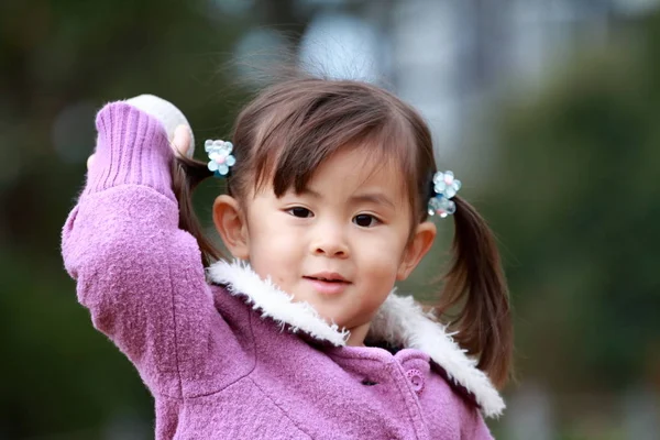 Japanese girl (3 years old) playing catch — Stock Photo, Image