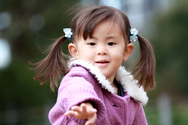 Японская девочка (3 года), играющая в улов — стоковое фото