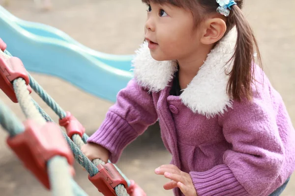 Japon kız (3 yaşında yürüyüş ip ile oynamak) — Stok fotoğraf
