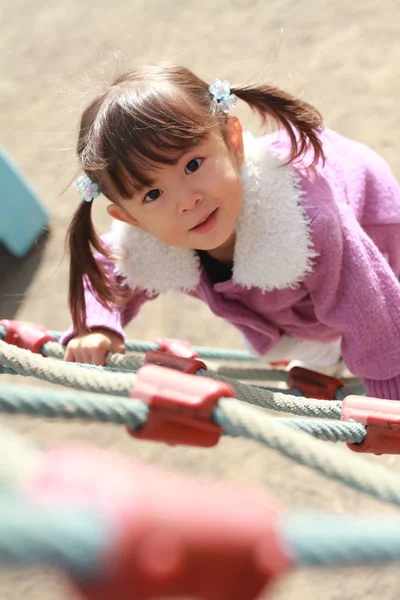 Japanese girl playing with rope walking (3 years old) — Stock Photo, Image