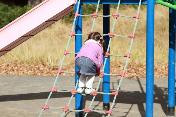 Japansk flicka som leker med rep promenader (3 år gammal) — Stockfoto