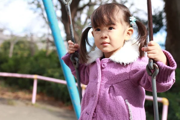 Japonesa chica en el columpio (3 años de edad ) —  Fotos de Stock