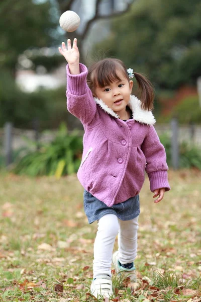 Japanese girl (3 years old) playing catch — Stock Photo, Image