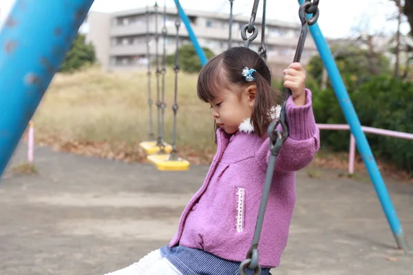 Ragazza giapponese sull'altalena (3 anni ) — Foto Stock