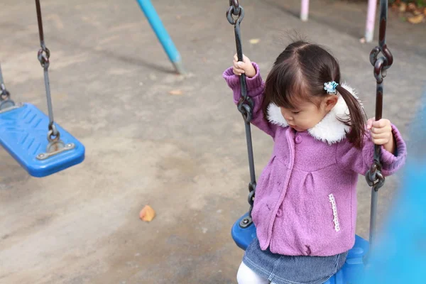 Японская девочка на качелях (3 года) ) — стоковое фото