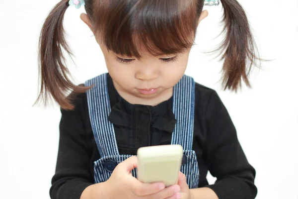 日本の女の子 (3 歳の呼び出しを行う) — ストック写真