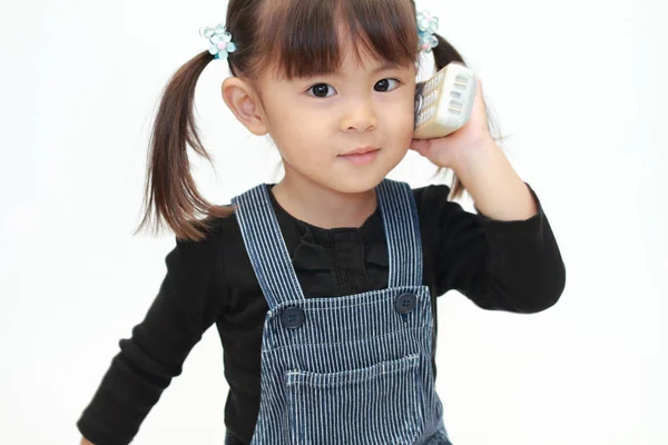 日本女孩在电话上交谈 (3 岁) — 图库照片