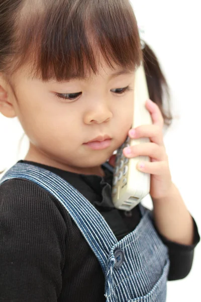 Menina japonesa falando ao telefone (3 anos ) — Fotografia de Stock